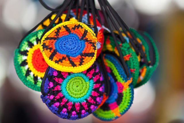 Coloridos tesoros artesanales de origen cora y huichol en Sayulita