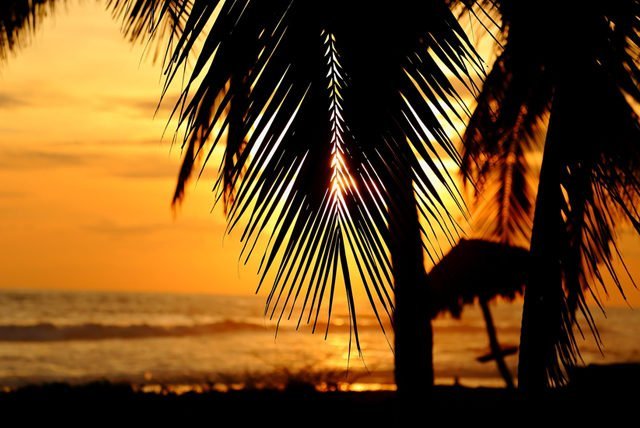 Bahia Tenacatita, donde en algunas temporadas el sol emerge y desaparece por el mismo lado del mar