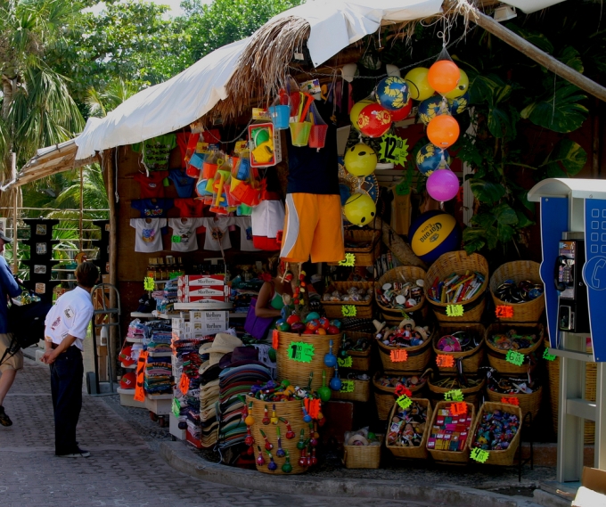 Camina la Quinta Avenida de Playa del Carmen y llena tus maletas de lindos recuerdos[1]