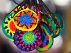 Coloridos tesoros artesanales de origen cora y huichol en Sayulita