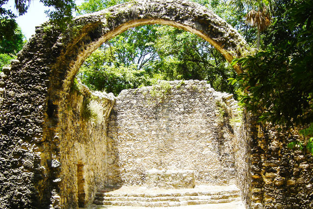 Entre deidades mayas y capillas cristianas, descubre Oxtankah