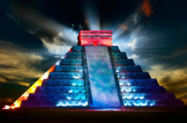 Show de Luz y Sonido al caer la noche en Chichén Itzá